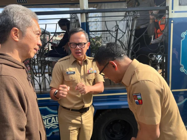 Wamendagri, Bima Arya Sugiarto saat menitipkan pesan kepada Pj Wali Kota Bogor, Hery Antasari dan Wali Kota Bogor Terpilih, Dedie A. Rachim, terkait program layanan Biskita, Senin (6/1). (Yudha Prananda / Jabar Ekspres)