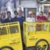 Anggota DPRD Kota Bogor, Juhana saat menyalurkan bantuan dua unit gerobak sampah di Kelurahan Bantarjati, Bogor Utara. (Yudha Prananda / Istimewa)