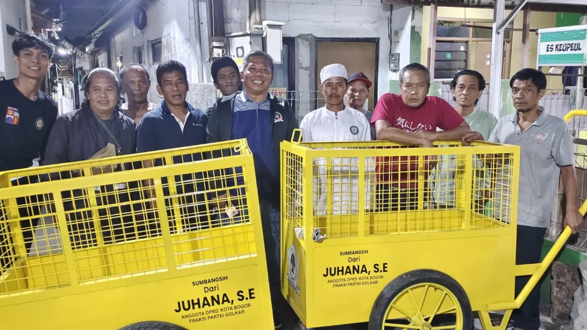 Anggota DPRD Kota Bogor, Juhana saat menyalurkan bantuan dua unit gerobak sampah di Kelurahan Bantarjati, Bogor Utara. (Yudha Prananda / Istimewa)