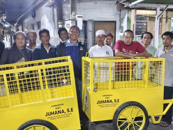 Anggota DPRD Kota Bogor, Juhana saat menyalurkan bantuan dua unit gerobak sampah di Kelurahan Bantarjati, Bogor Utara. (Yudha Prananda / Istimewa)