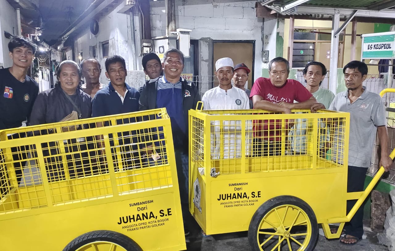 Anggota DPRD Kota Bogor, Juhana saat menyalurkan bantuan dua unit gerobak sampah di Kelurahan Bantarjati, Bogor Utara. (Yudha Prananda / Istimewa)