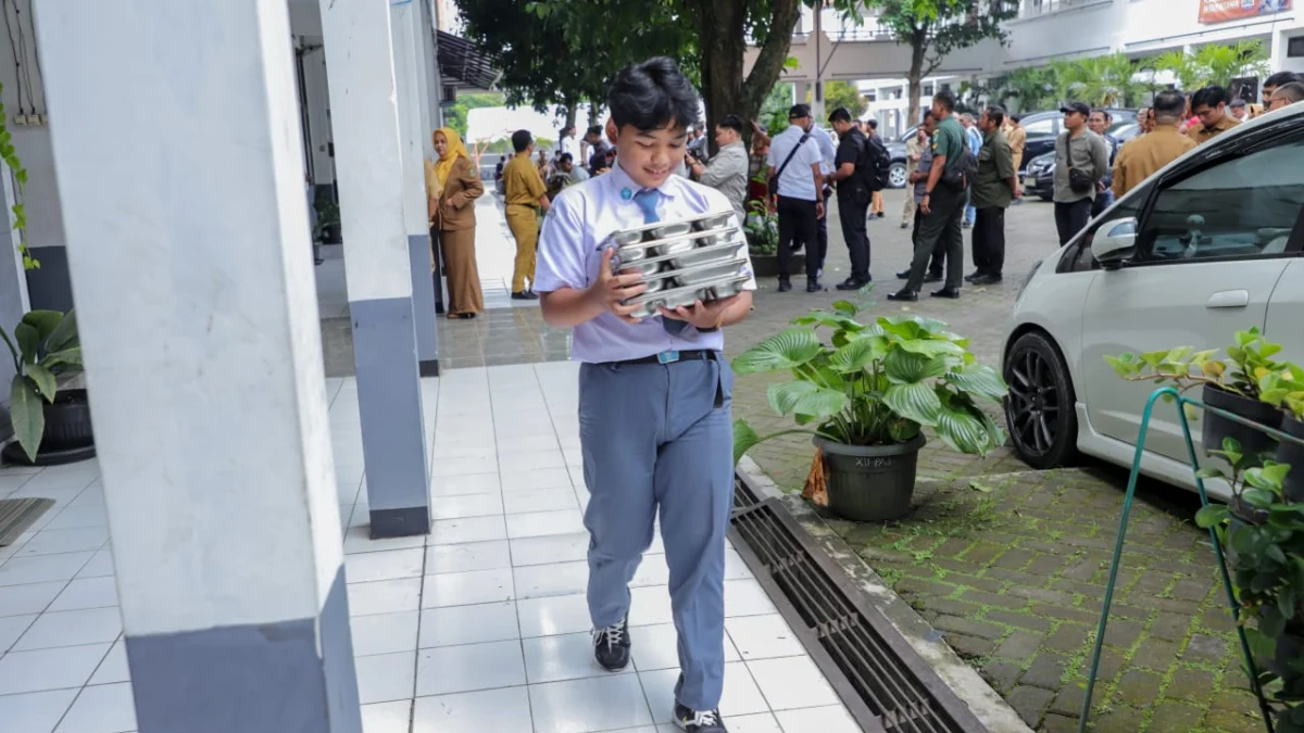 Antusiasme Siswa SMAN 3 Cimahi saat Mendapatkan Makan Bergizi Gratis (mong)