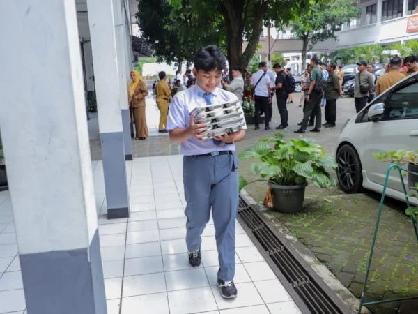 Antusiasme Siswa SMAN 3 Cimahi saat Mendapatkan Makan Bergizi Gratis (mong)