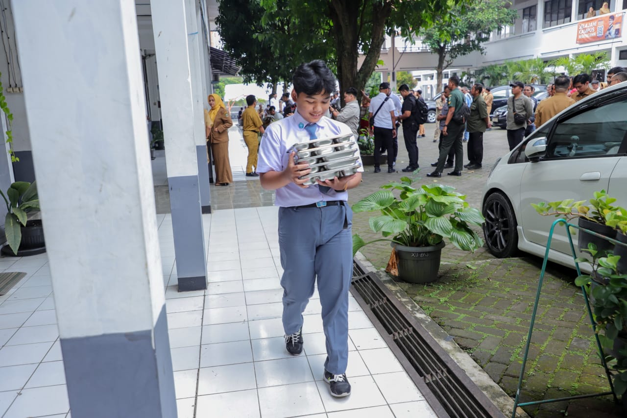 Antusiasme Siswa SMAN 3 Cimahi saat Mendapatkan Makan Bergizi Gratis (mong)