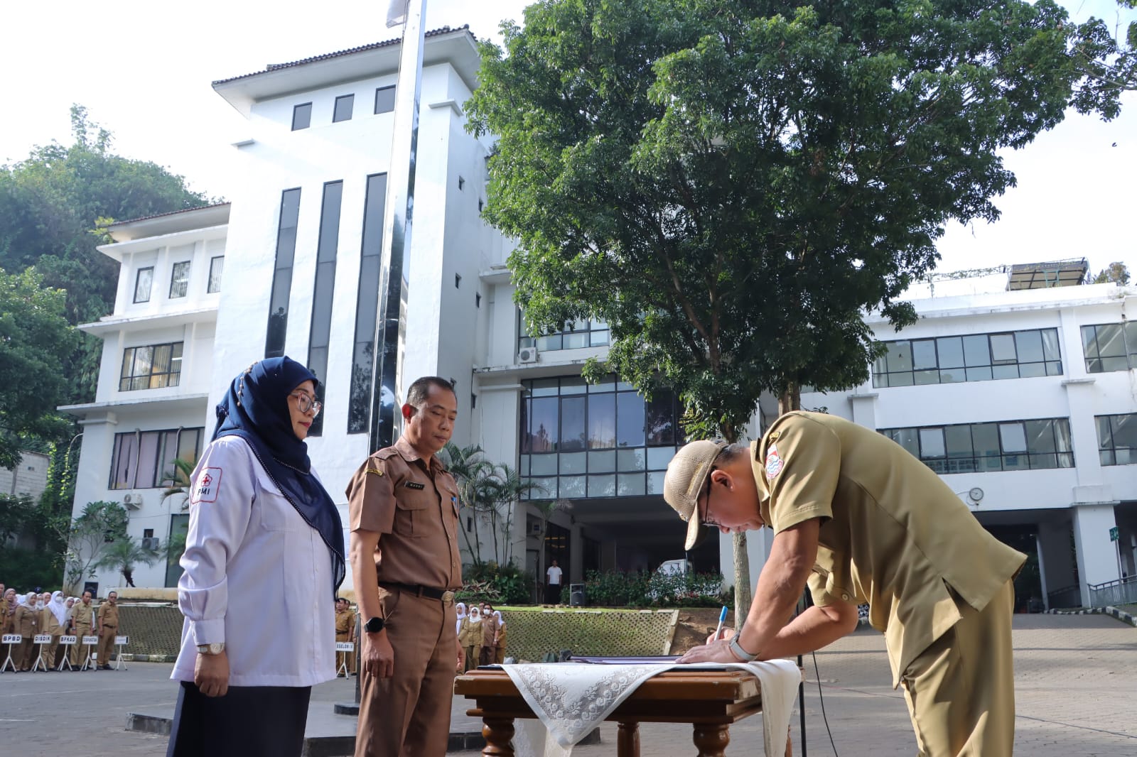 Pj Wali Kota Cimahi, Dicky Saromi saat Menandatangi Hasil Bulan Dana PMI Kota Cimahi tahun 2024 (mong)