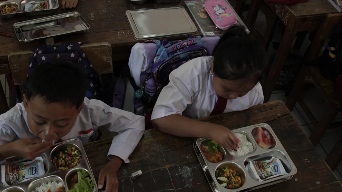 Suasana siswa Sekolah Dasar (SD) menyantap makan bergizi gratis di SD Negeri 193 Caringin, Kota Bandung, Selasa (7/1). Foto: Dimas Rachmatsyah / Jabar Ekspres