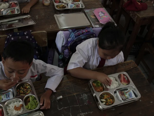 Suasana siswa Sekolah Dasar (SD) menyantap makan bergizi gratis di SD Negeri 193 Caringin, Kota Bandung, Selasa (7/1). Foto: Dimas Rachmatsyah / Jabar Ekspres