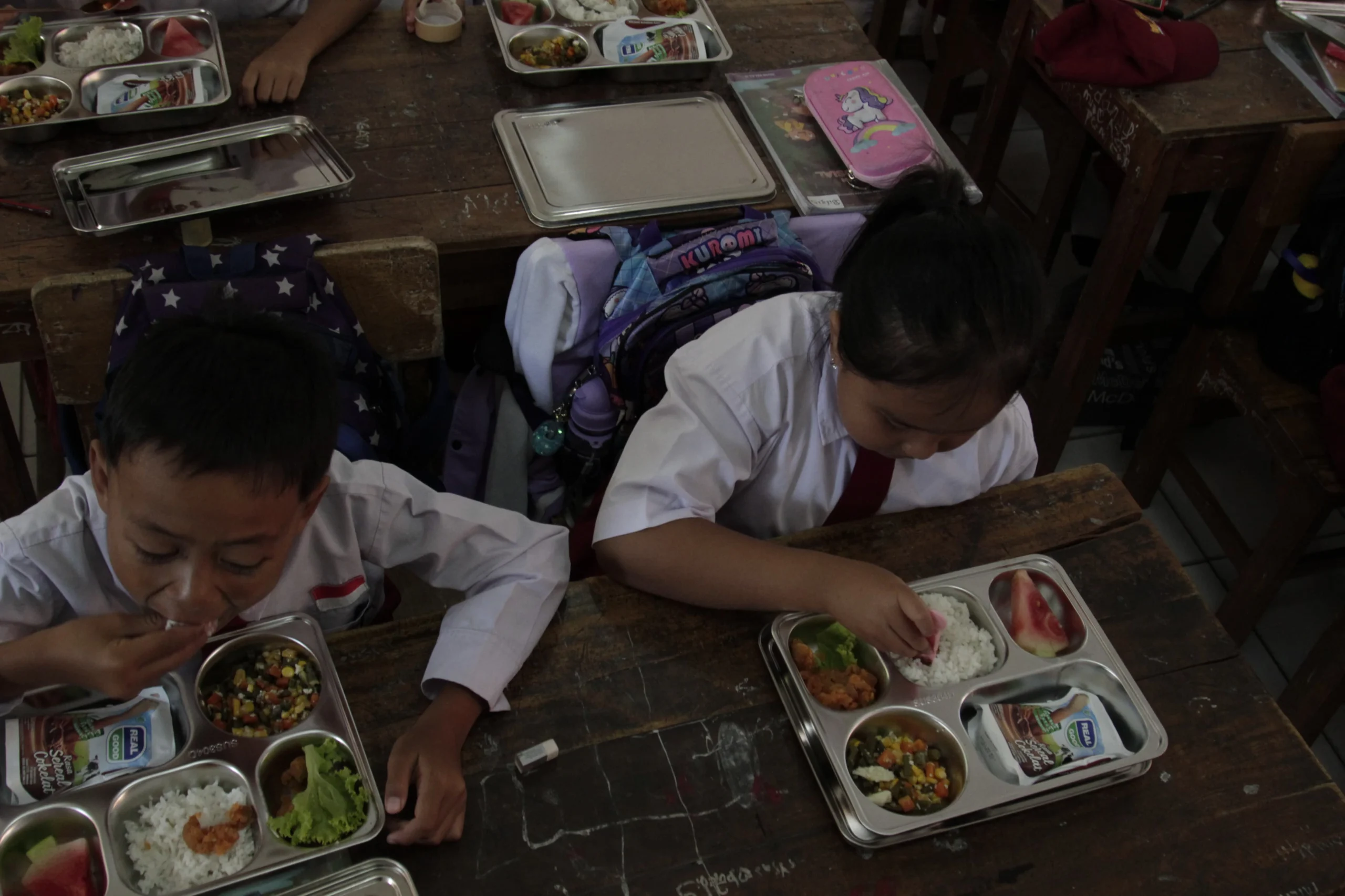 Suasana siswa Sekolah Dasar (SD) menyantap makan bergizi gratis di SD Negeri 193 Caringin, Kota Bandung, Selasa (7/1). Foto: Dimas Rachmatsyah / Jabar Ekspres