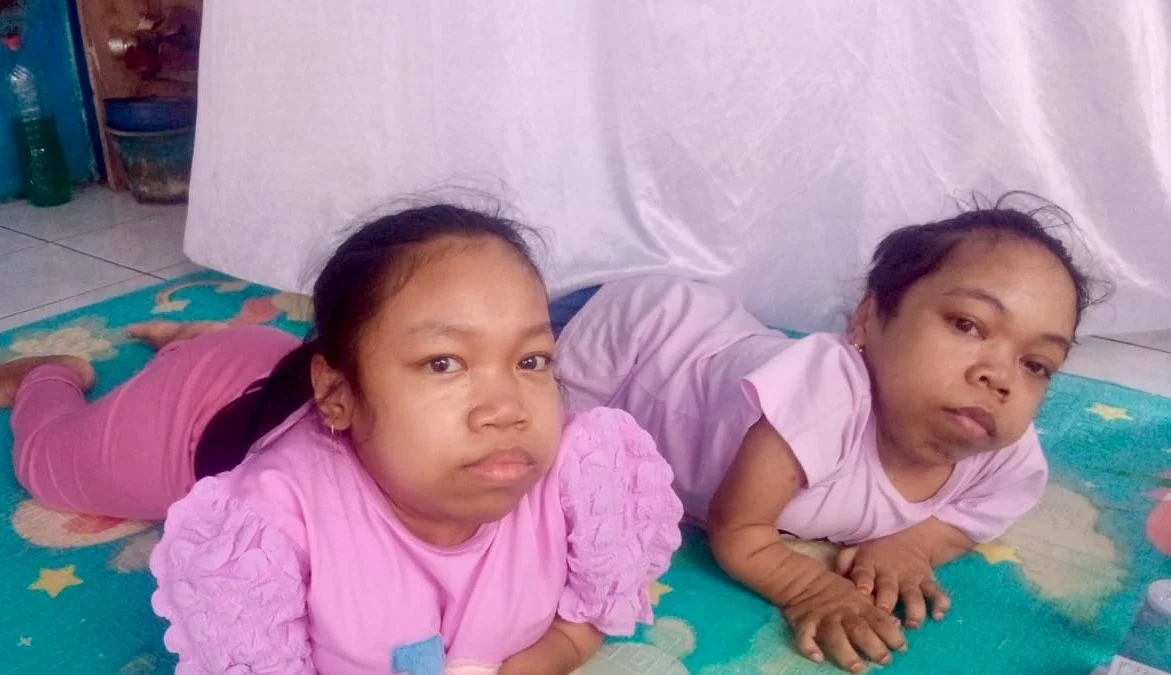 Gina dan Siti, dua penyandang disabilitas asal Desa Bongas, Kecamatan Cililin menanti bantuan dari Pemda Bandung Barat. Selasa (7/1). Dok Jabar Ekspres/wit