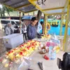 Penjual rujak, Tedi Supriadi (27) saat menjajakan dagangannya di Jalan Pesantren, Alun-alun Soreang, Kabupaten Bandung, Selasa (7/1/2025). Foto Agi