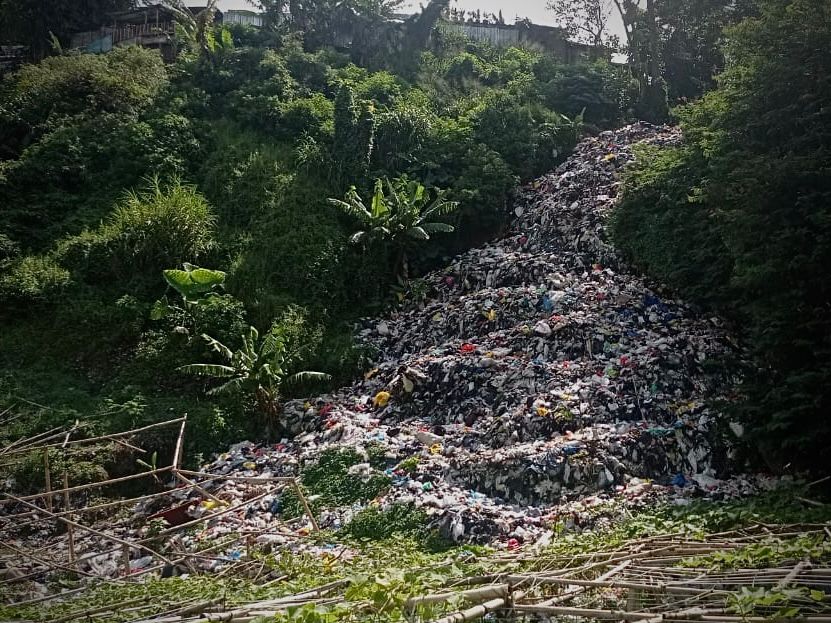 Sampah liar menyerupai gunung di Desa Gudang Kahuripan, Kecamatan Lembang, Kabupaten Bandung Barat. Selasa (7/1). Dok Jabar Ekspres/wit