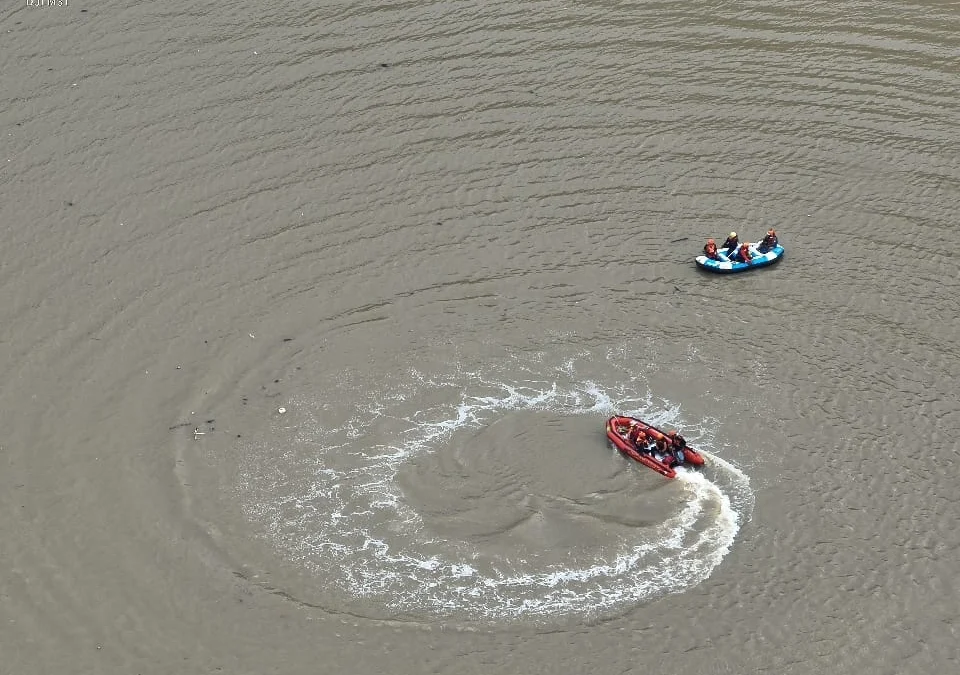 Tim SAR Gabungan saat proses pencarian korban yang terjatuh dan tenggelam di Sungai Citarum wilayah Kecamatan Cihampelas, Kabupaten Bandung Barat. (Basarnas Kantor SAR Bandung for Jabar Ekspres)