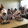 Program Makan Bergizi Gratis di salah satu sekolah di Kabupaten Bogor. Foto : Sandika/jabarekspres.com