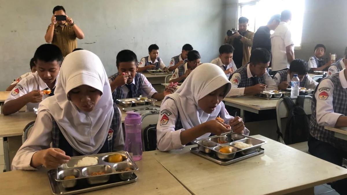 Program Makan Bergizi Gratis di salah satu sekolah di Kabupaten Bogor. Foto : Sandika/jabarekspres.com