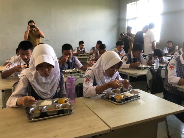 Program Makan Bergizi Gratis di salah satu sekolah di Kabupaten Bogor. Foto : Sandika/jabarekspres.com