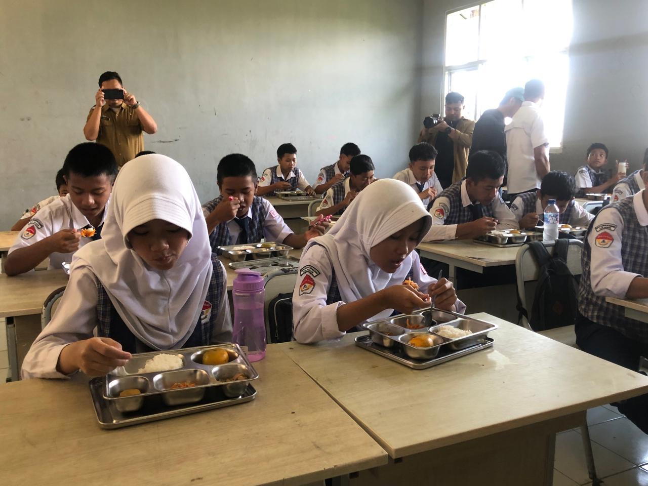 Program Makan Bergizi Gratis di salah satu sekolah di Kabupaten Bogor. Foto : Sandika/jabarekspres.com