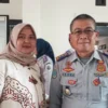 Ketua Komisi ll DPRD Banjar, Rossi Hernawati (kiri) berfoto bersama Kepala Dinas Perhubungan Kota Banjar Asep Sutarno usai pembahasan puluhan juru parkir yang dinonaktikan, Selasa 7 Januari 2025. (Cecep Herdi/Jabar Ekspres)