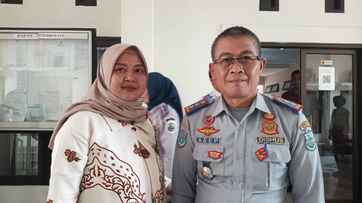 Ketua Komisi ll DPRD Banjar, Rossi Hernawati (kiri) berfoto bersama Kepala Dinas Perhubungan Kota Banjar Asep Sutarno usai pembahasan puluhan juru parkir yang dinonaktikan, Selasa 7 Januari 2025. (Cecep Herdi/Jabar Ekspres)