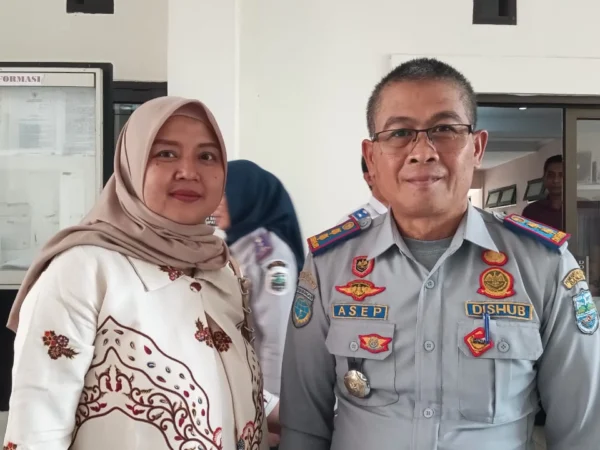 Ketua Komisi ll DPRD Banjar, Rossi Hernawati (kiri) berfoto bersama Kepala Dinas Perhubungan Kota Banjar Asep Sutarno usai pembahasan puluhan juru parkir yang dinonaktikan, Selasa 7 Januari 2025. (Cecep Herdi/Jabar Ekspres)