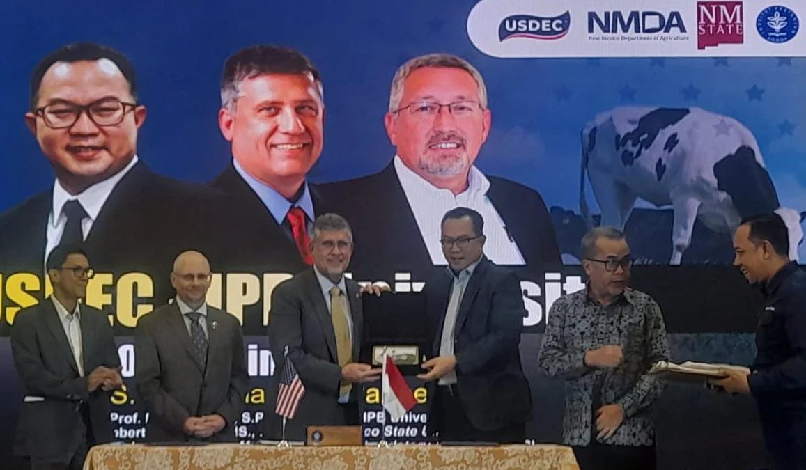 Rektor IPB University, Prof Arif Satria bersama jajaran United States Dairy Export Council (USDEC) dan New Mexico Department of Agriculture (NMDA). (Yudha Prananda / Jabar Ekspres)