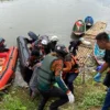 Tim SAR Gabungan saat proses evakuasi korban yang terjatuh dan tenggelam di Sungai Citarum wilayah Kecamatan Cihampelas, Kabupaten Bandung Barat. (Basarnas Kantor SAR Bandung for Jabar Ekspres)