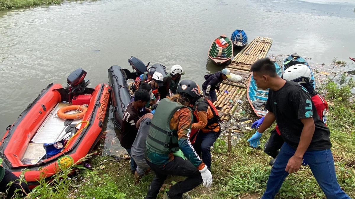 Tim SAR Gabungan saat proses evakuasi korban yang terjatuh dan tenggelam di Sungai Citarum wilayah Kecamatan Cihampelas, Kabupaten Bandung Barat. (Basarnas Kantor SAR Bandung for Jabar Ekspres)