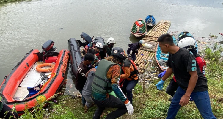 Tim SAR Gabungan saat proses evakuasi korban yang terjatuh dan tenggelam di Sungai Citarum wilayah Kecamatan Cihampelas, Kabupaten Bandung Barat. (Basarnas Kantor SAR Bandung for Jabar Ekspres)