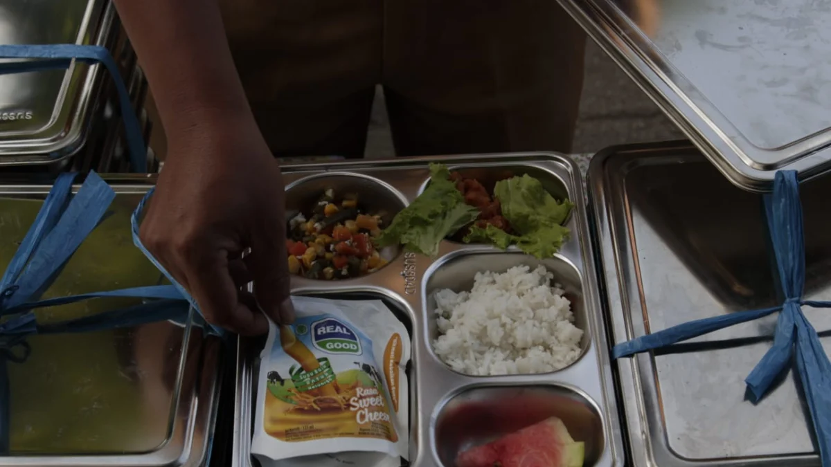 Guru Sekolah Dasar (SD) menata makan bergizi gratis di SD Negeri 193 Caringin, Kota Bandung, Rabu (8/1). Foto: Dimas Rachmatsyah / Jabar Ekspres