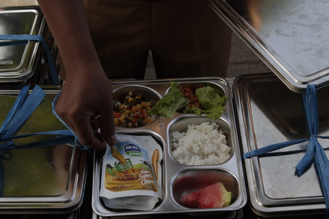 Guru Sekolah Dasar (SD) menata makan bergizi gratis di SD Negeri 193 Caringin, Kota Bandung, Rabu (8/1). Foto: Dimas Rachmatsyah / Jabar Ekspres