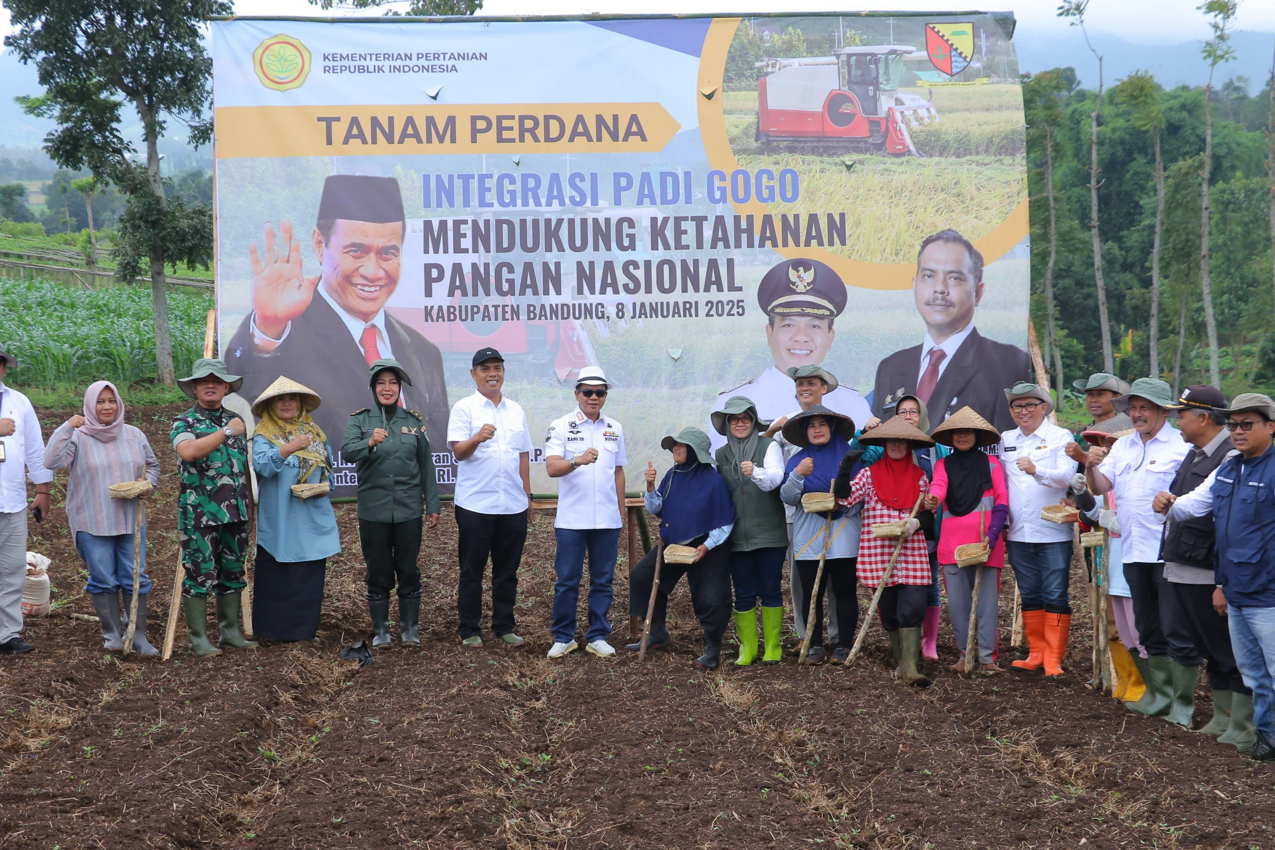 Untuk meningkatkan ketahanan pangan dengan memanfaatkan lahan-lahan yang kurang produktif. Pemerintah Kabupaten Bandung meluncurkan program penanaman padi gogo terintegrasi di SPLPP Unpad di Desa/Kecamatan Arjasari, Kabupaten Bandung, Rabu (8/1/2025). Foto Istimewa