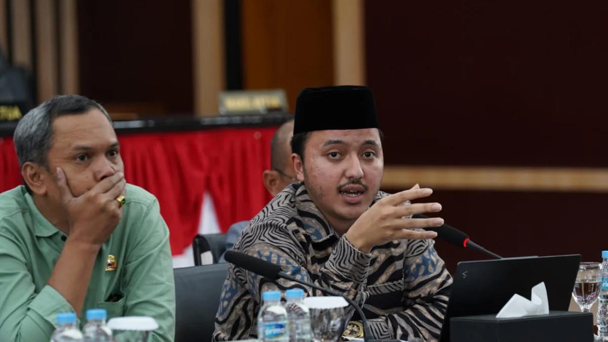 Ketua Komisi II DPRD Kota Bogor, Abdul Kadir Hasbi Alatas bersama jajaran saat rapat kerja bersama Pemkot Bogor. (Yudha Prananda / Jabar Ekspres)