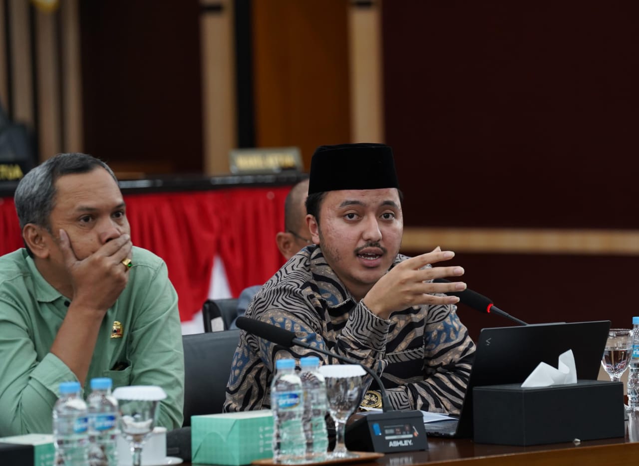 Ketua Komisi II DPRD Kota Bogor, Abdul Kadir Hasbi Alatas bersama jajaran saat rapat kerja bersama Pemkot Bogor. (Yudha Prananda / Jabar Ekspres)