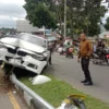 Sebuah sedan mewah berjenis BMW nopol B-7-DYP terlibat kecelakaan di Jalan Raya Terusan Al Fathu, Kampung Batu Goong, Soreang, Rabu (8/1/202) siang. Foto Istimewa