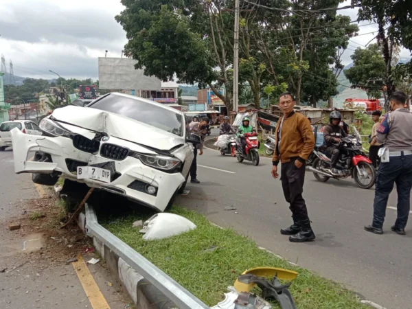 Sebuah sedan mewah berjenis BMW nopol B-7-DYP terlibat kecelakaan di Jalan Raya Terusan Al Fathu, Kampung Batu Goong, Soreang, Rabu (8/1/202) siang. Foto Istimewa