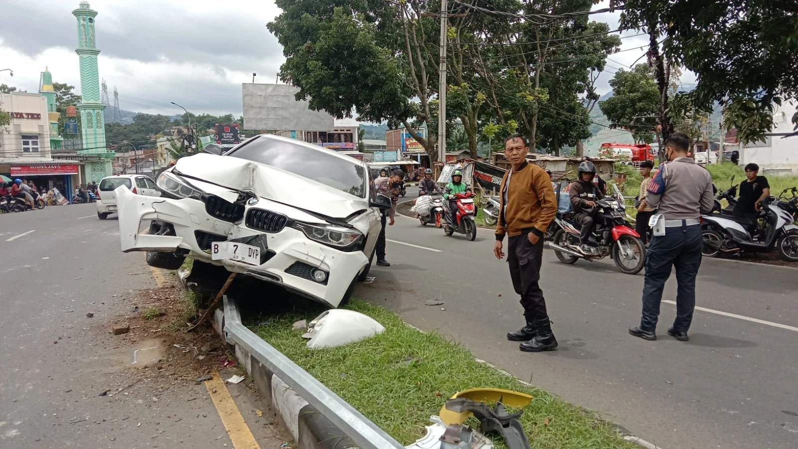 Sebuah sedan mewah berjenis BMW nopol B-7-DYP terlibat kecelakaan di Jalan Raya Terusan Al Fathu, Kampung Batu Goong, Soreang, Rabu (8/1/202) siang. Foto Istimewa