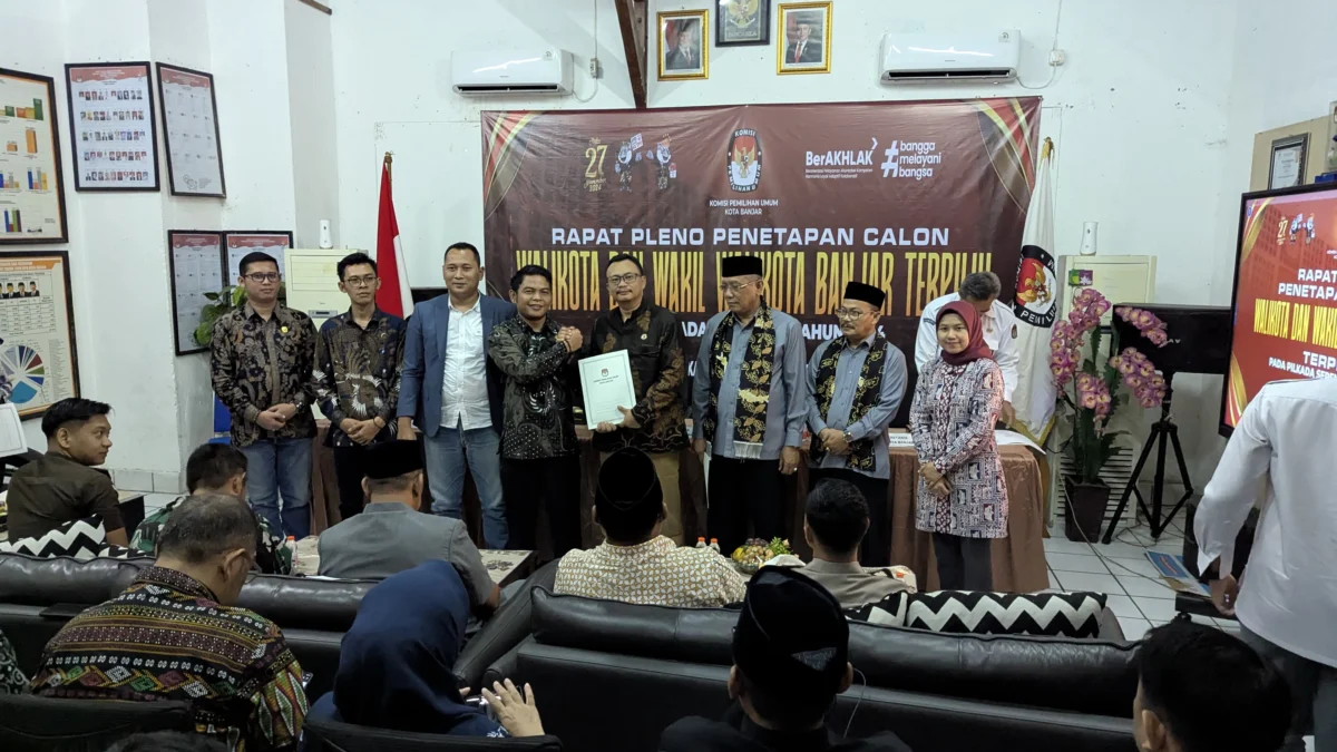 KPU Banjar bersama wali kota dan wakil wali kota terpilih serta jajaran Forkopimda Kota Banjar berfoto bersama usai pleno penetapan di aula KPU Banjar, Kamis 9 Januari 2025. (Cecep Herdi/Jabar Ekspres)