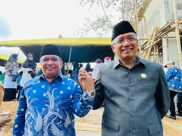 H Sudarsono (kanan) dan Bambang Hidayah (kiri) bergandengan tangan dalam sebuah acara di Kota Banjar tahun 2024. (Cecep Herdi/Jabar Ekspres)