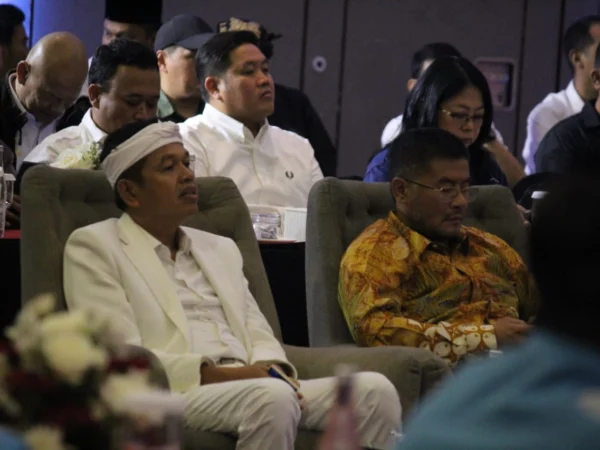 Dedi Mulyadi dan Erwan Setiawan di pleno penetapan paslon gubernur terpilih, Kamis (9/1).