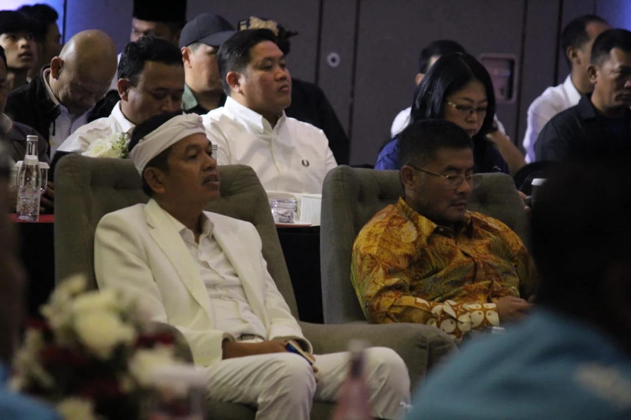 Dedi Mulyadi dan Erwan Setiawan di pleno penetapan paslon gubernur terpilih, Kamis (9/1).