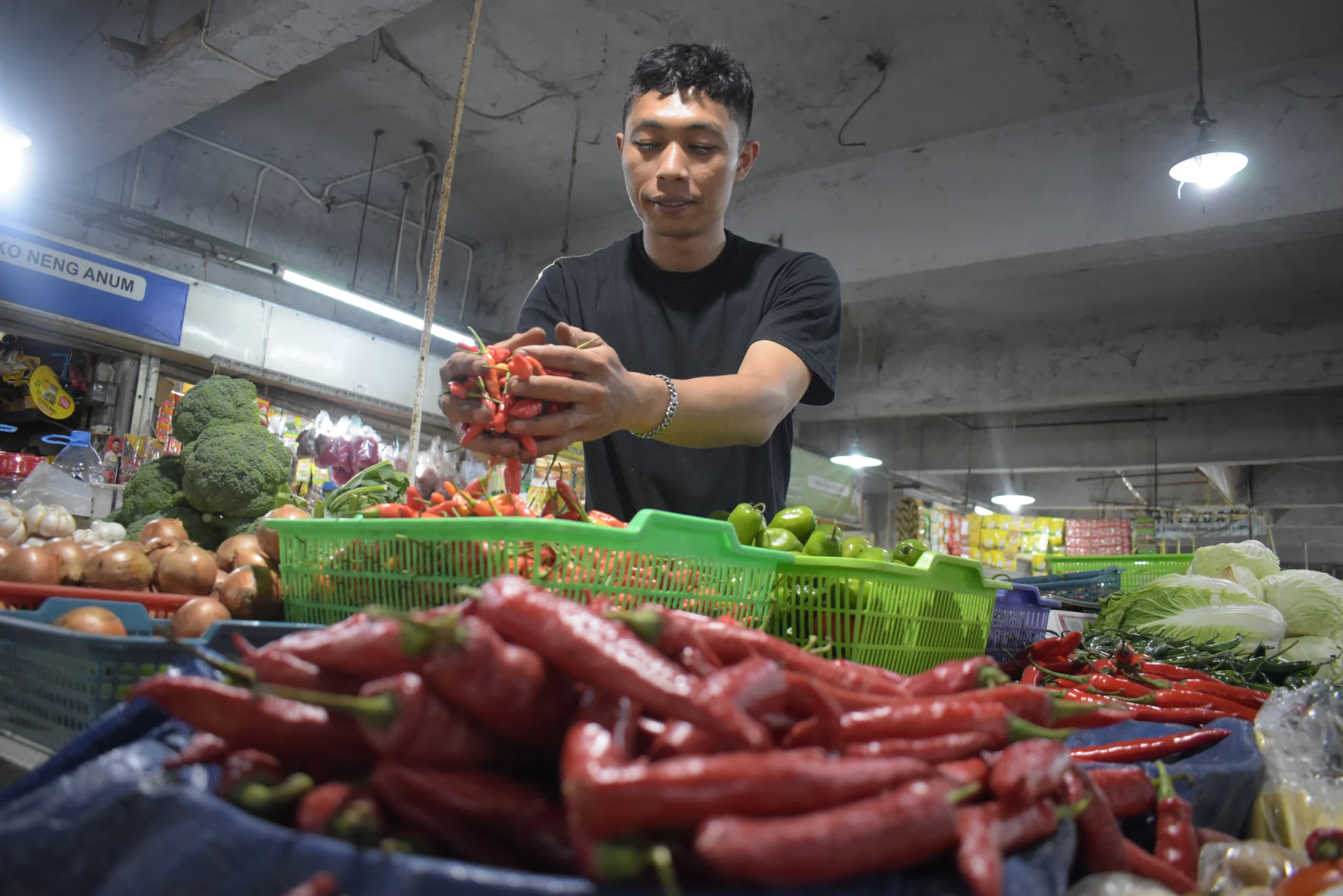 Ilustrasi: Pedagang menata cabai merah di Pasar Kosambi, Kota Bandung, Kamis (9/1). Foto: Dimas Rachmatsyah / Jabar Ekspres