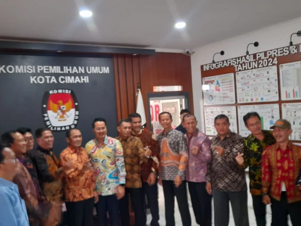 Pasangan Ngatiyana-Adhitia saat Ditetapkan Sebagai Wali Kita dan Wakil Wali Kota Cimahi 2024-2029 oleh KPU Kota Cimahi (mong)