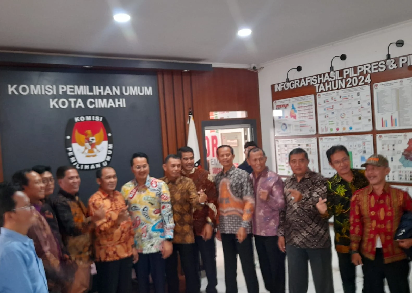 Pasangan Ngatiyana-Adhitia saat Ditetapkan Sebagai Wali Kita dan Wakil Wali Kota Cimahi 2024-2029 oleh KPU Kota Cimahi (mong)