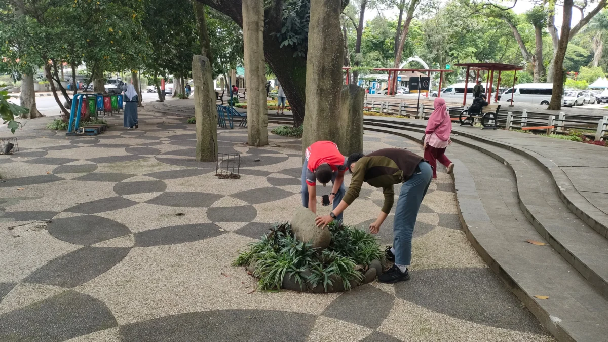 Dok. Masyarakat saat melakukan permainan berburu koin di Taman Dewi Sartika, Balai Kota Bandung. Kamis (9/1). Foto. Sandi Nugraha.