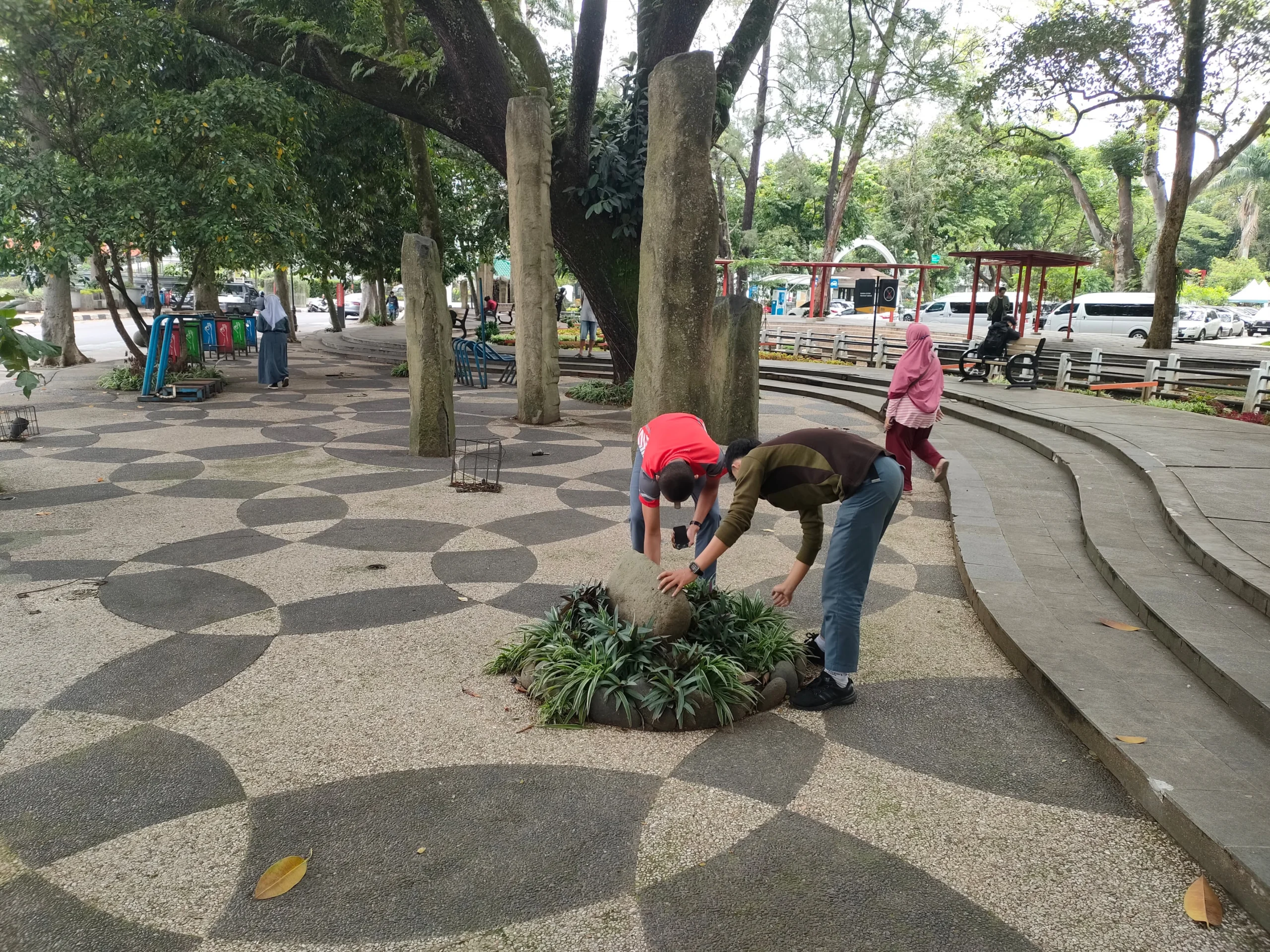 Dok. Masyarakat saat melakukan permainan berburu koin di Taman Dewi Sartika, Balai Kota Bandung. Kamis (9/1). Foto. Sandi Nugraha.