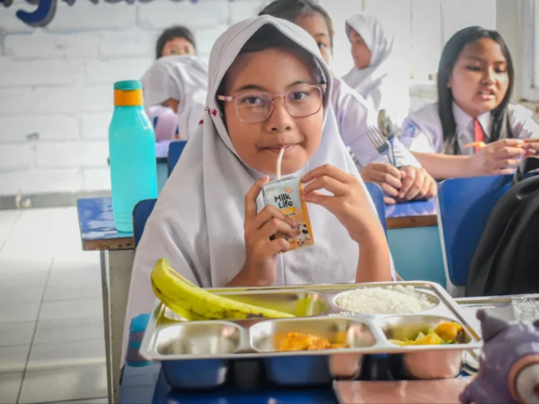 Ilustrasi: Siswa Sekolah Dasar (SD) menyantap makanan bergizi gratis di SD Angkasa 1 Lanud Husein Sastranegara,Kota Bandung, Senin (6/1). Sekolah-sekolah di Kota Bandung mulai mendapat makanan dari program Makan Bergizi Gratis (MBG) yang mulai perdana digelar pada hari ini. Foto: Dimas Rachmatsyah / Jabar Ekspres