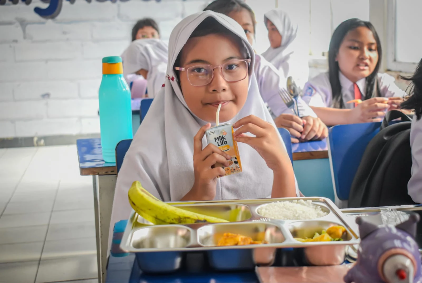 Ilustrasi: Siswa Sekolah Dasar (SD) menyantap makanan bergizi gratis di SD Angkasa 1 Lanud Husein Sastranegara,Kota Bandung, Senin (6/1). Sekolah-sekolah di Kota Bandung mulai mendapat makanan dari program Makan Bergizi Gratis (MBG) yang mulai perdana digelar pada hari ini. Foto: Dimas Rachmatsyah / Jabar Ekspres