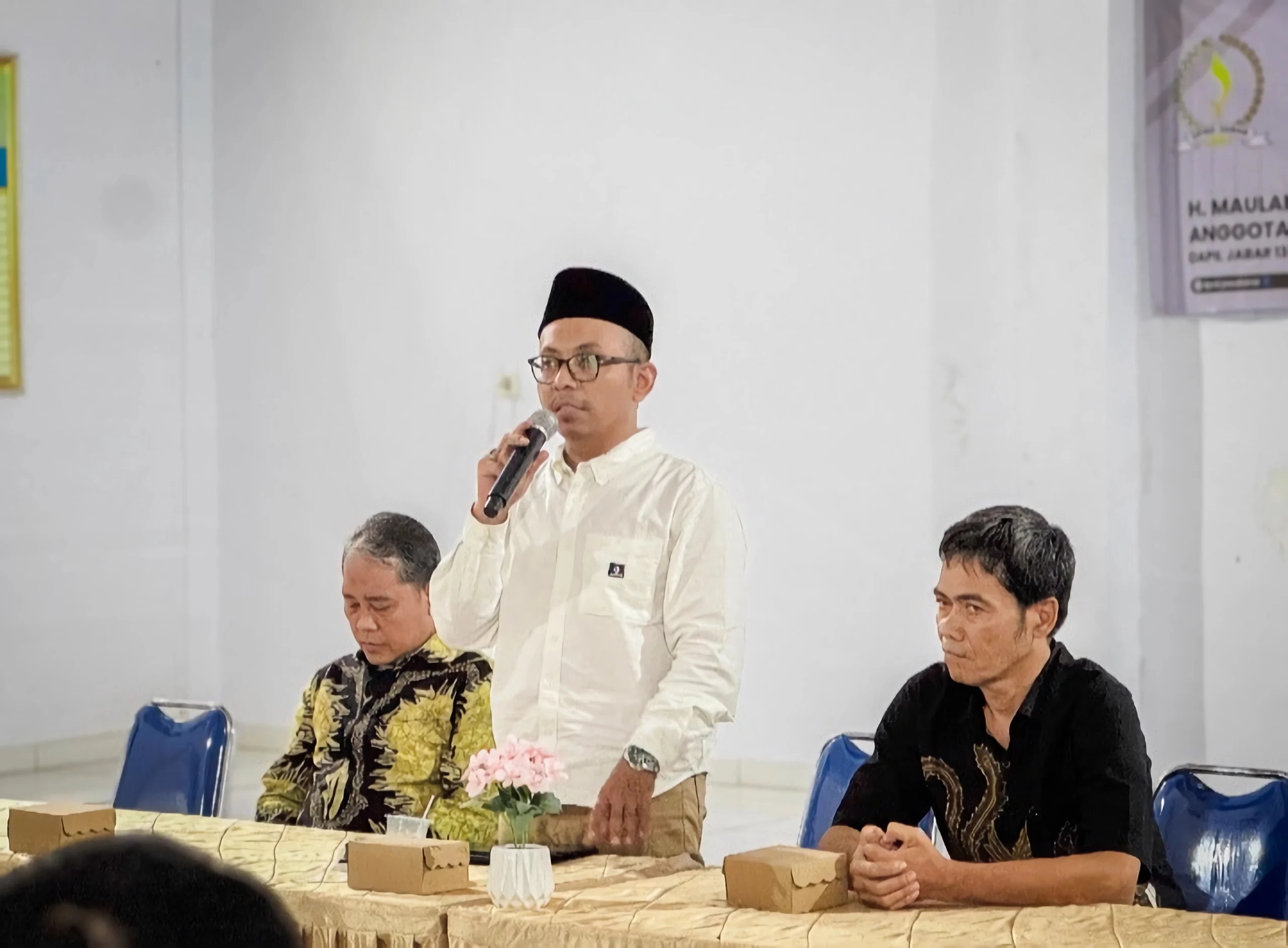 Anggota Komisi 5 DPRD Jawa Barat dari Fraksi PKB, Maulana Yusuf Erwinsyah saat lakukan kegiatan di Dapil XIII. (Jabar Ekspres)Anggota Komisi 5 DPRD Jawa Barat dari Fraksi PKB, Maulana Yusuf Erwinsyah saat lakukan kegiatan di Dapil XIII. (Jabar Ekspres)