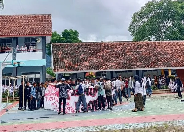 Ratusan siswa kelas X di SMKN 1 Cihampelas, Bandung Barat menggelar aksi protes di halaman sekolah. Dok siswa SMKN 1 Cihampelas