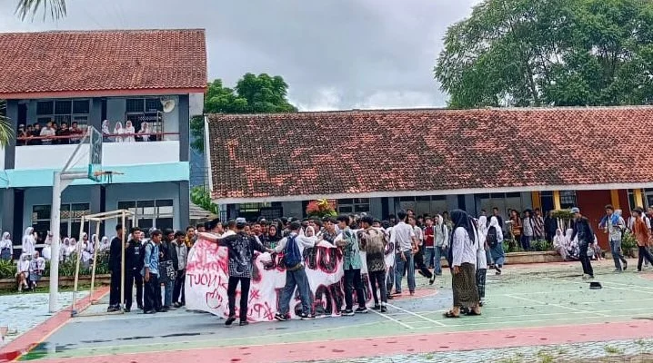 Ratusan siswa kelas X di SMKN 1 Cihampelas, Bandung Barat menggelar aksi protes di halaman sekolah. Dok siswa SMKN 1 Cihampelas