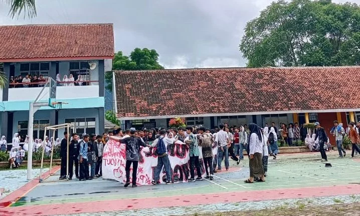 Ratusan siswa kelas X di SMKN 1 Cihampelas, Bandung Barat menggelar aksi protes di halaman sekolah. Dok siswa SMKN 1 Cihampelas